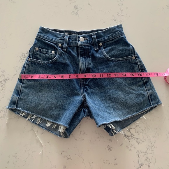 Vintage Levi’s Denim Shorts - Size 23/24 - Picture 5 of 9